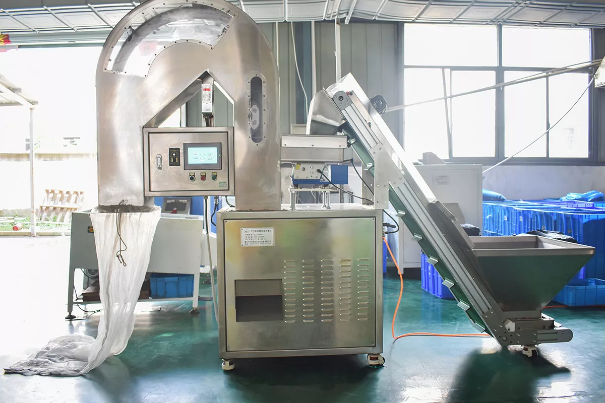 Edge throwing machine